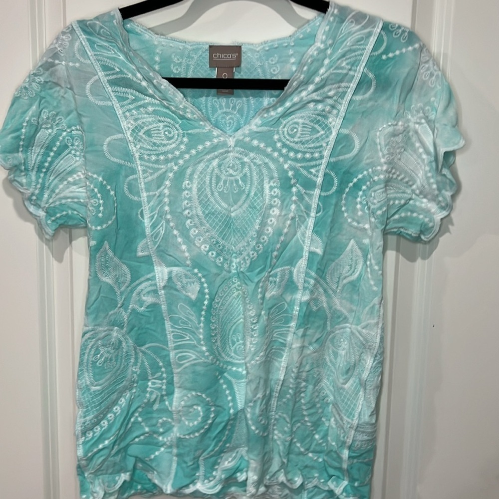 CHICOS BLUE ANE WHITE EMBROIDERED TOP WITH SCALLOPED TRIM CHICOS SIZE 0